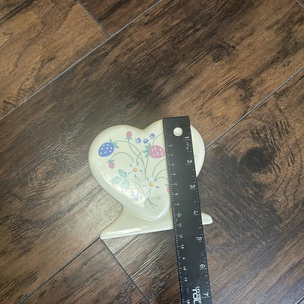 VTG Auntie Em Heart-Shaped Napkin Holder-Ceramic 1986 Hallmark Berries Floral